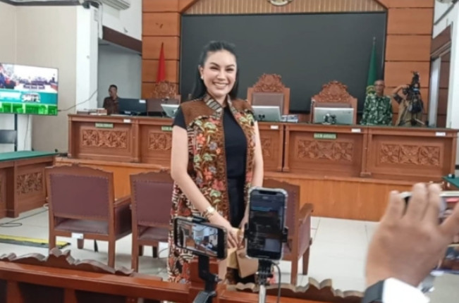 Nikita Mirzani saat menjalani sidang. [FTNews/Raka]
